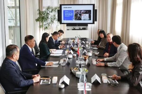 中国包联会长李华在瑞士会晤康美包（SIG）全球CEO施德鑫